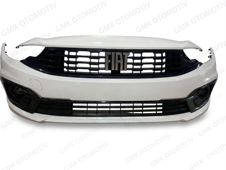 Düz beyaz renge boyanmış Fiat Egea ön tamponu, ızgara ve sis farı takılı